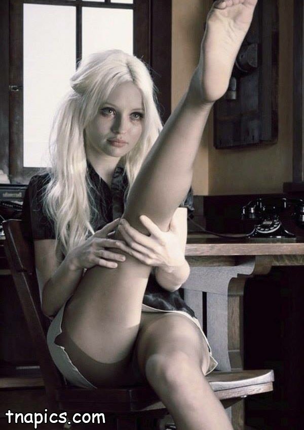 Emily Browning Nude 14