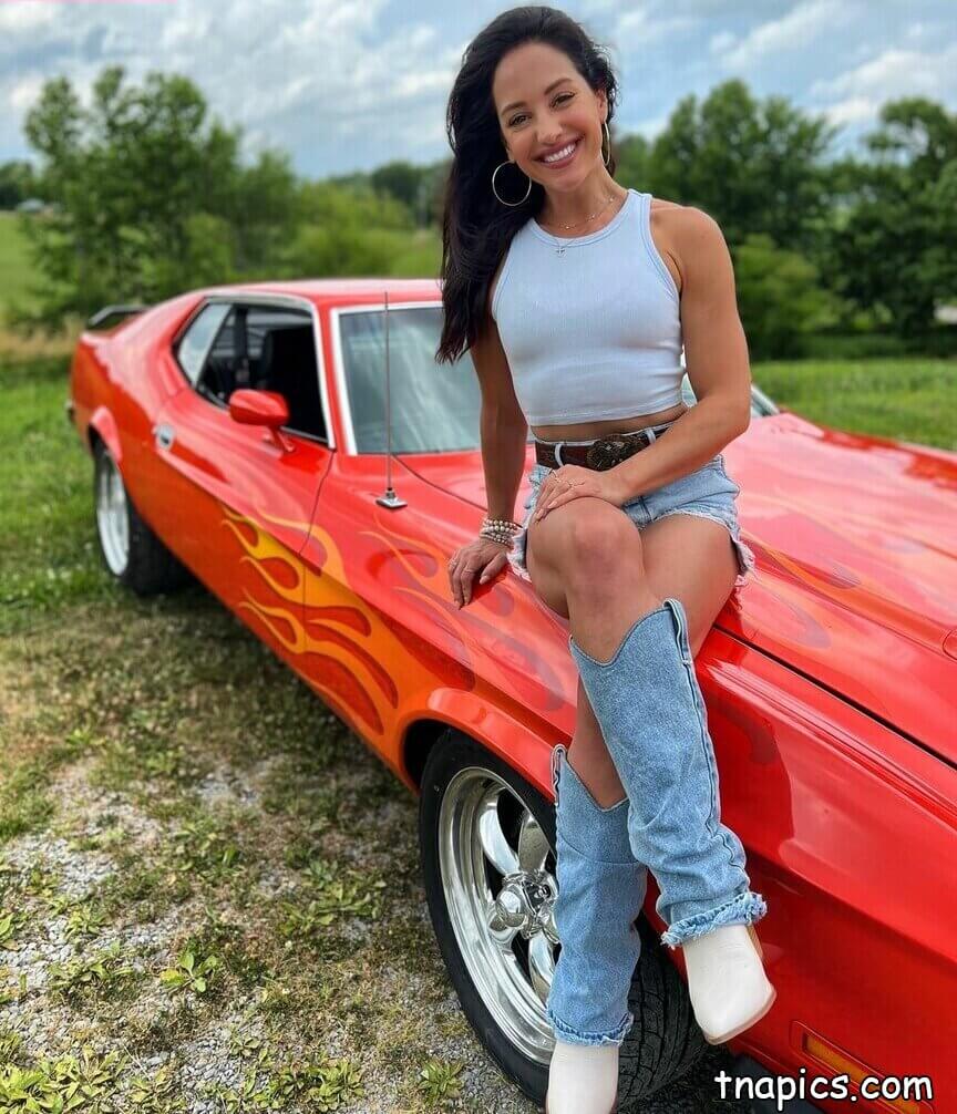 Emily Compagno Nude 13