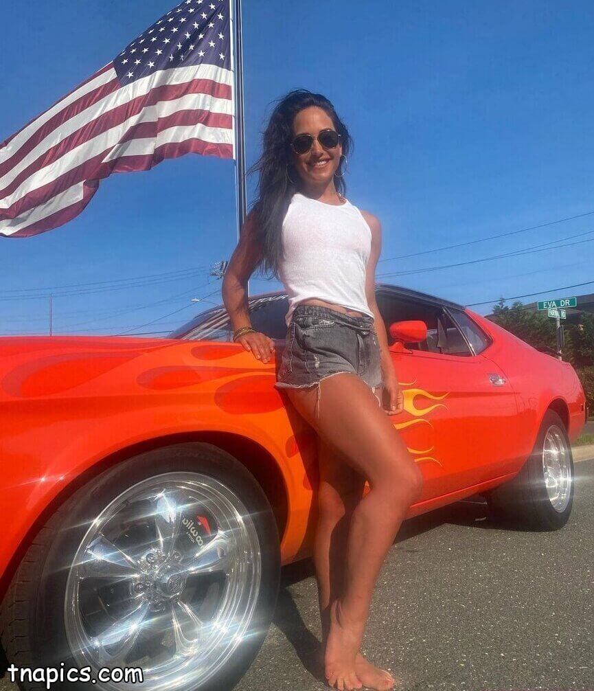 Emily Compagno Nude 15