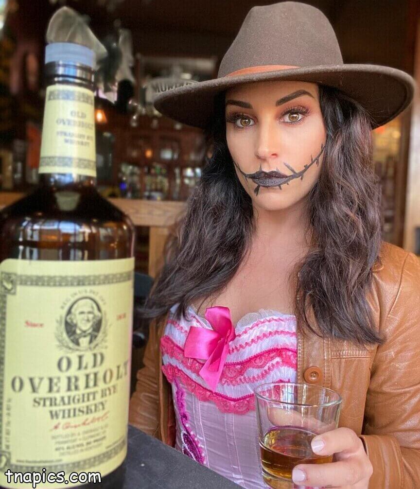 Emily Compagno Nude 16