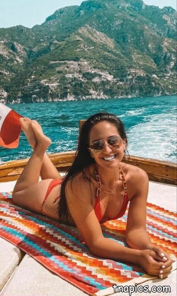 Emily Compagno Nude 17